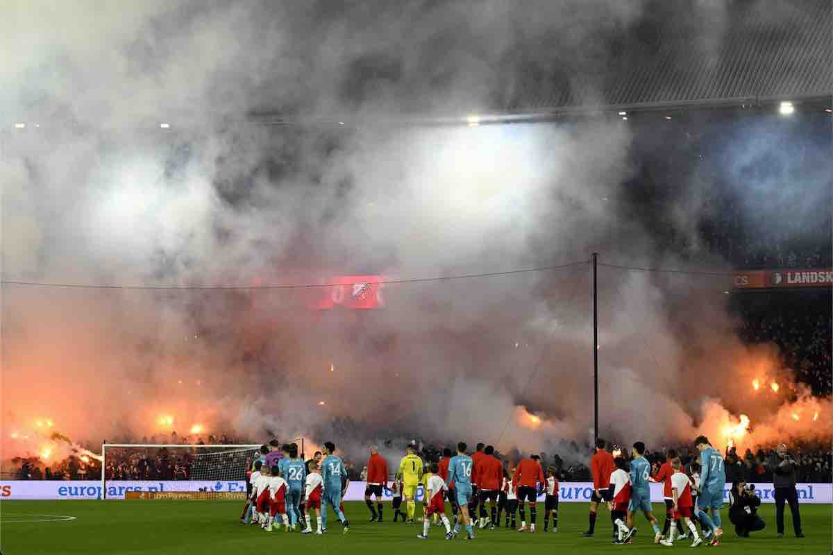  Feyenoord choc, invasione di campo: i giocatori scappano via