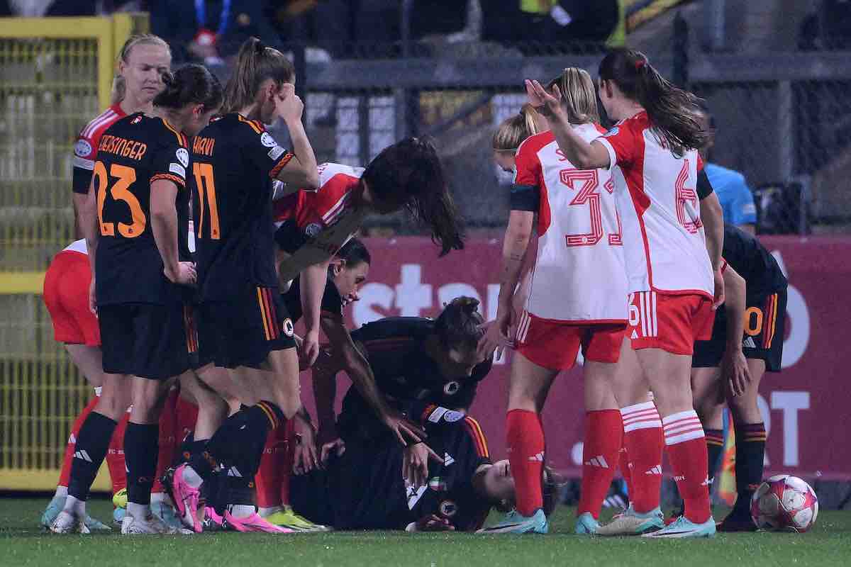 Paura al Tre Fontane, Giacinti si accascia a terra: portata via in barella