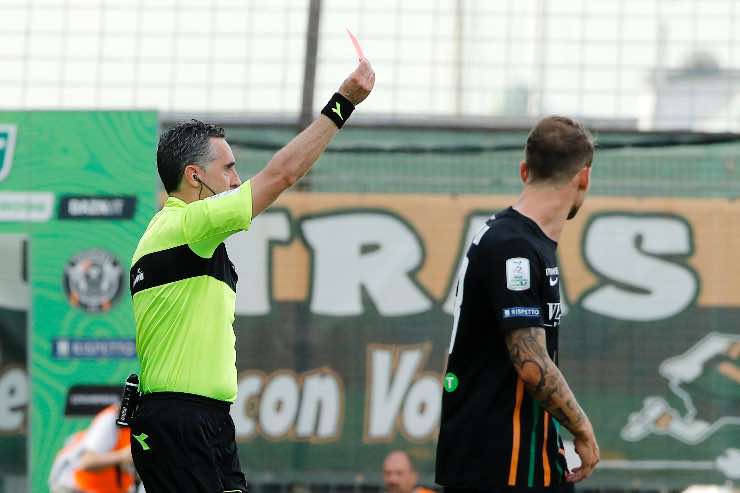 L'espulsione semina il caos: UFFICIALE, partita da ripetere