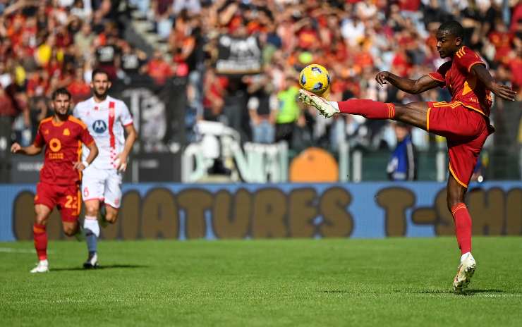 Malore per Ndicka: partita sospesa, De Rossi chiede l'interruzione