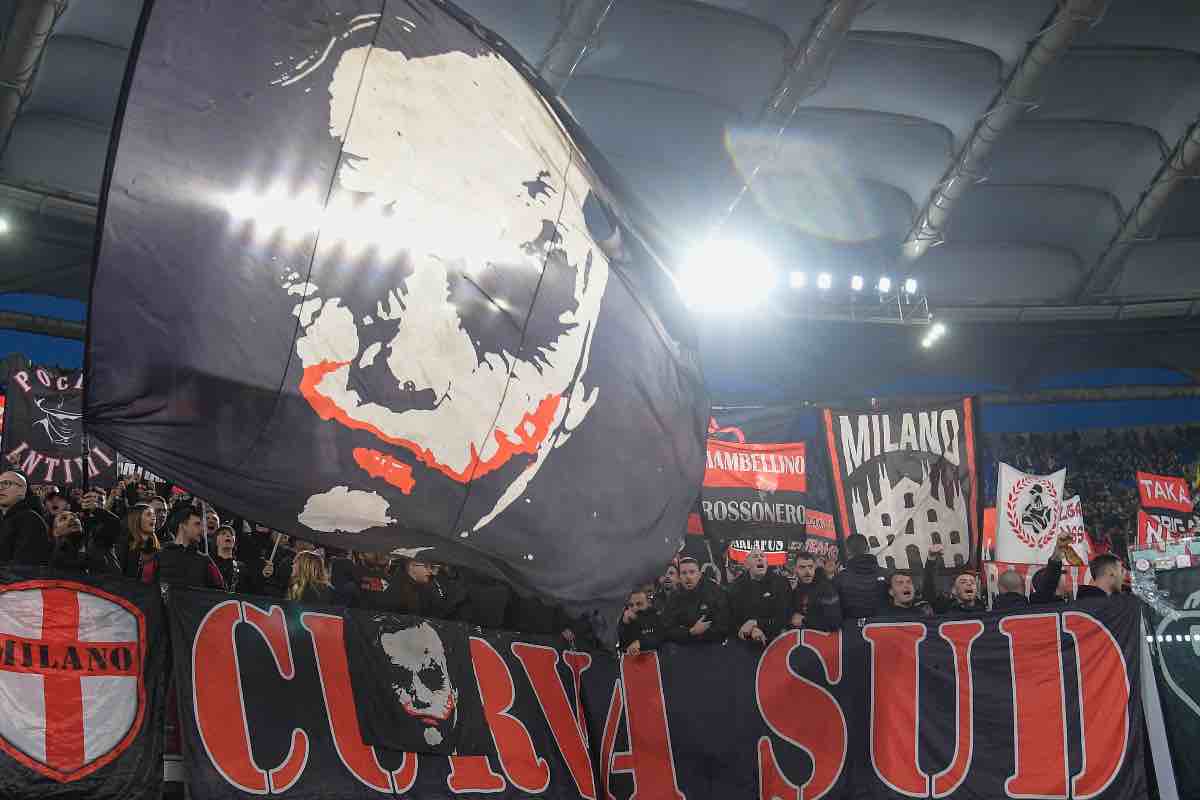 Roma-Milan accesa in campo e fuori: lancio di fumogeni dal settore ospiti