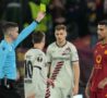 Roma-Bayer Leverkusen, arbitro bocciato: la moviola è 'rosso fuoco'