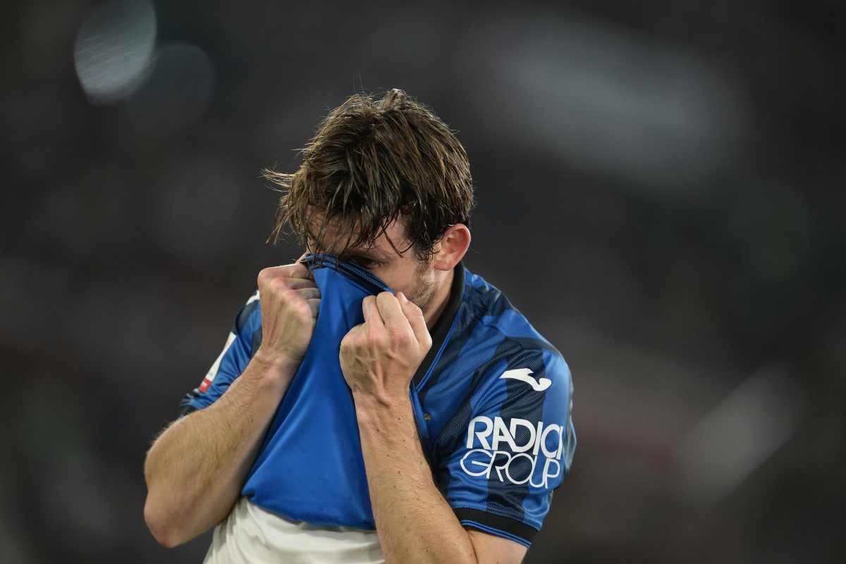 Tifosi della Roma contro de Roon