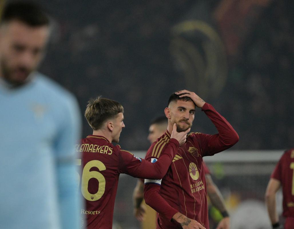 Lorenzo Pellegrini esulta dopo il goal in Roma-Lazio