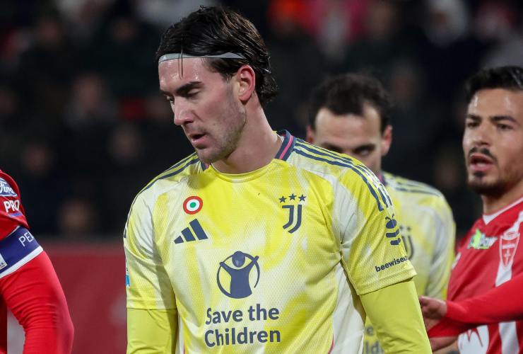Uno smarrito Dusan Vlahovic con la maglia della Juventus