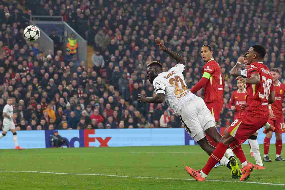 Victor Boniface in tuffo di testa con la maglia del Bayer Leverkusen contro il Liverpool
