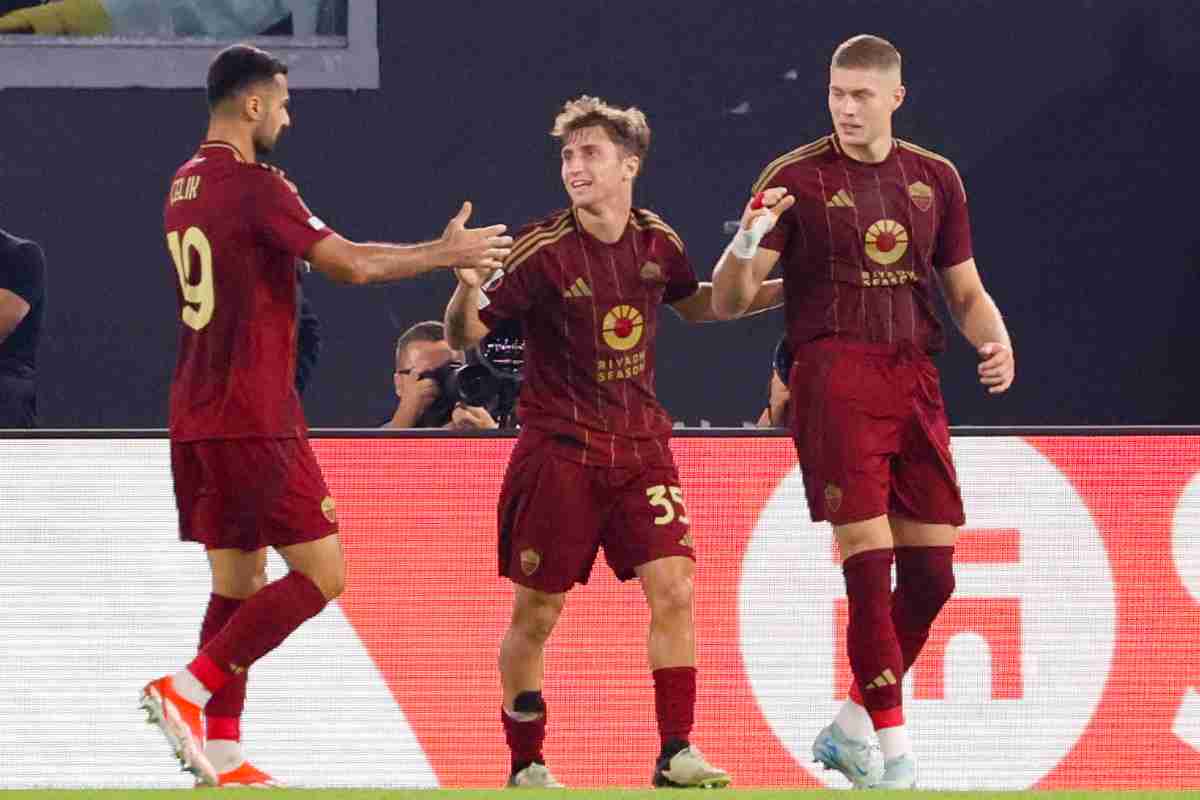 Baldanzi festeggia con Celik e Dovbyk