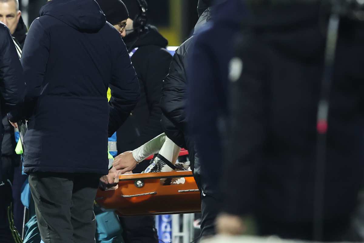 Calciatore in barella dopo un infortunio