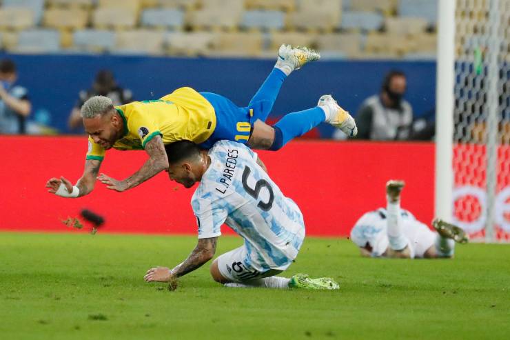 Leandro Paredes intervento su Neymar in Argentina-Brasile