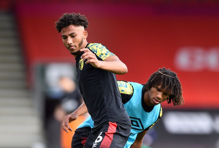 Llyod Kelly difende la palla con il difensore Aké 