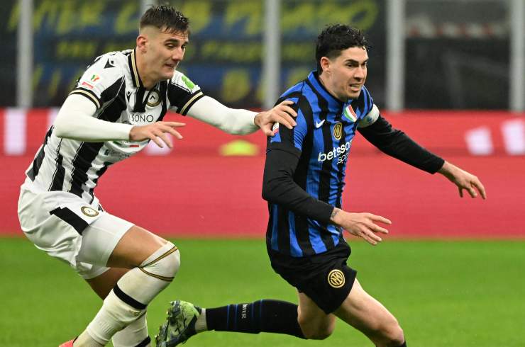Lorenzo Lucca rincorre Bastoni in Inter-Udinese