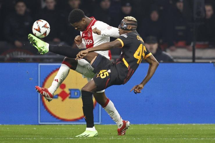 Osimhen controlla la sfera