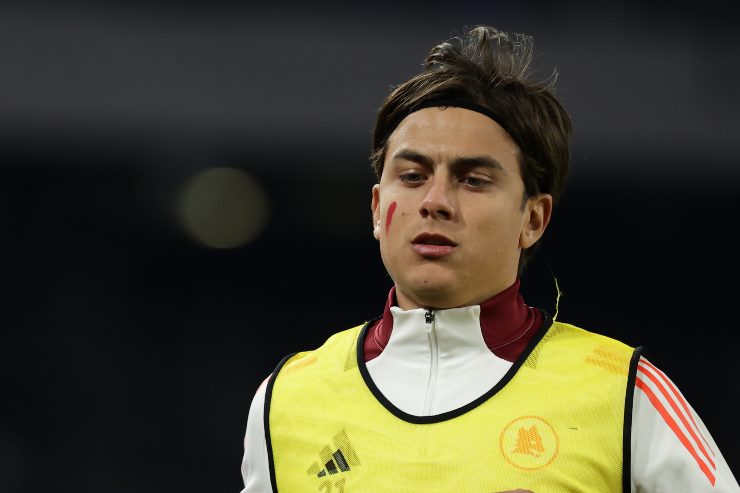 Paulo Dybala allenamento con pettorina della Roma