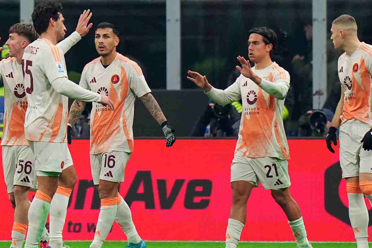 Paulo Dybala esulta con la squadra dopo il goal in Milan-Roma