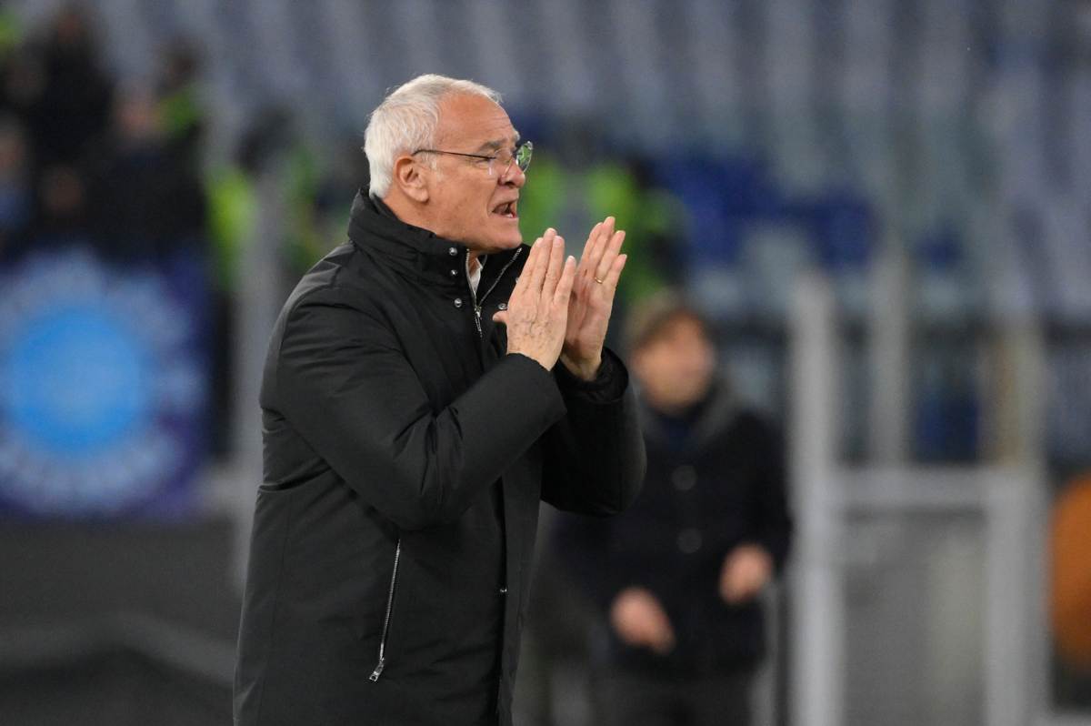 Ranieri dà indicazioni ai calciatori