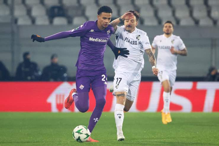 Richardson in azione nel corso di una gara di Conference League della Fiorentina