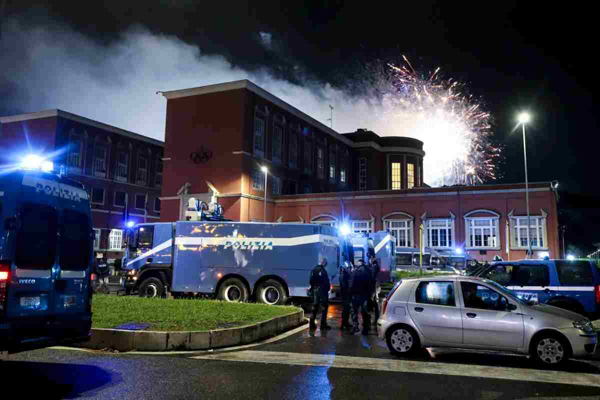 Polizia in azione durante l'ultimo derby della Capitale