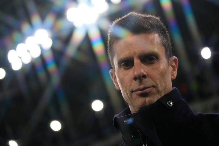 Thiago Motta, allenatore della Juventus, guarda in telecamera
