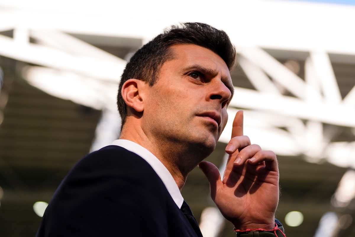 Thiago Motta pensieroso per l'andamento della gara