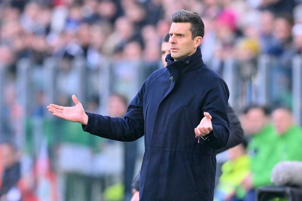 Thiago Motta allarga le braccia in panchina