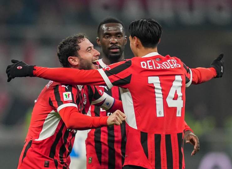 Tomori e Calabria festeggiano dopo un gol