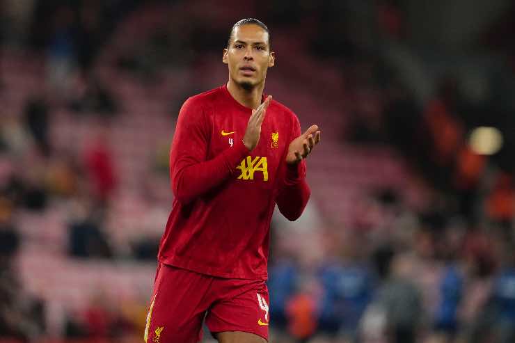 Van Dijk applaude i suoi tifosi