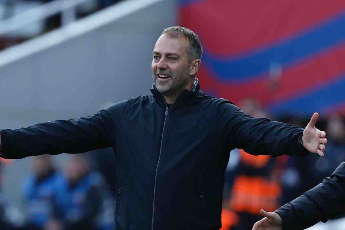 Flick, allenatore del Barcellona, allarga le braccia in segno di disapprovazione