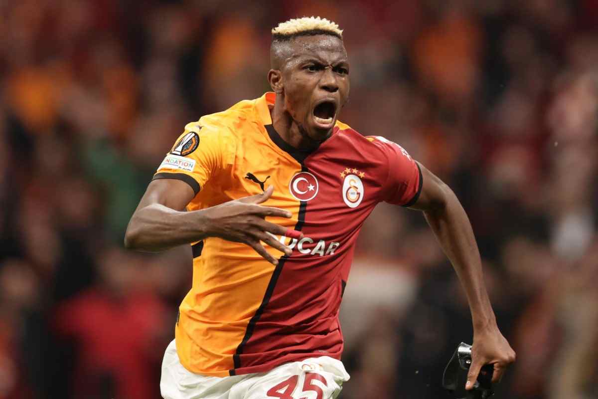 Victor Osimhen esulta dopo un gol