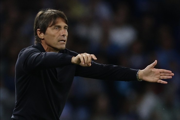 Antonio Conte, tecnico del Napoli, dà indicazioni ai suoi giocatori