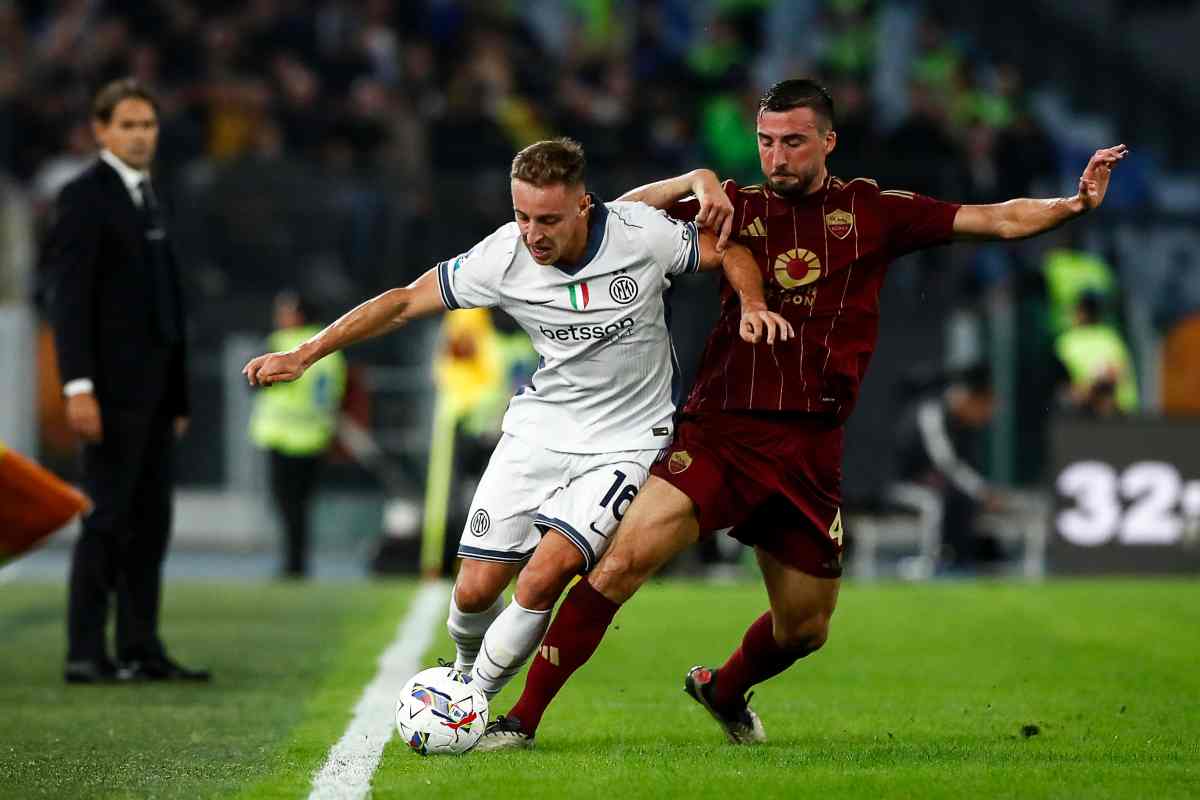 Bryan Cristante in contrasto con Davide Frattesi