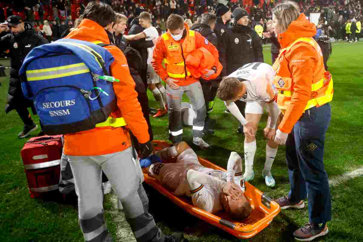 Grave infortunio, giocatore esce dal campo in barella assistito dai sanitari
