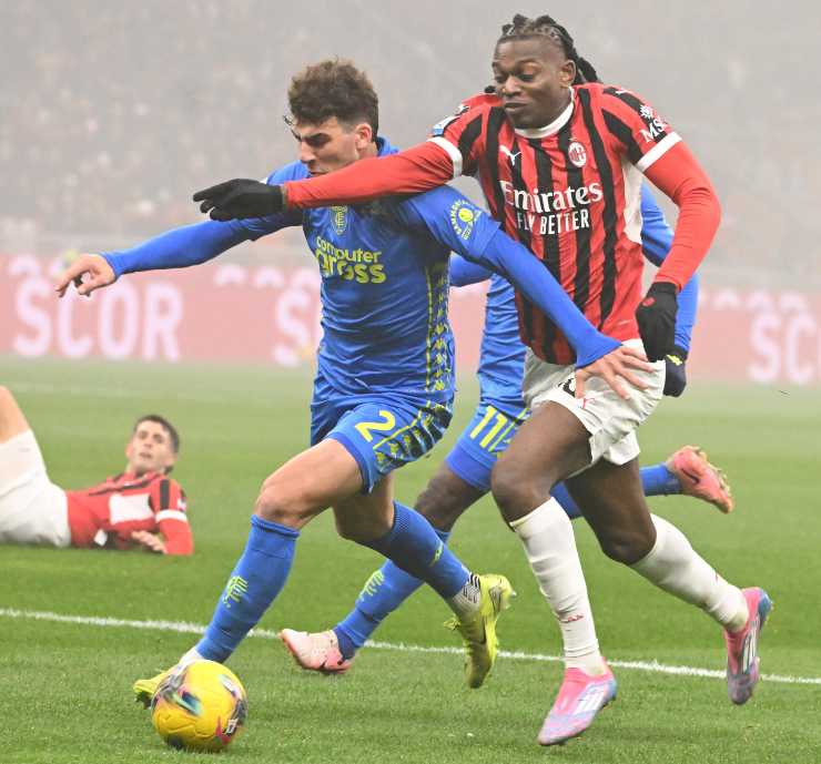 Saba Goglichidze, difensore Empoli in contrasto con Rafa Leao del Milan 