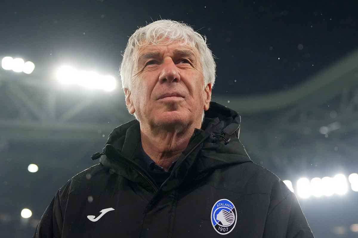 Lo sguardo assorto di Gasperini all'indirizzo della tribuna