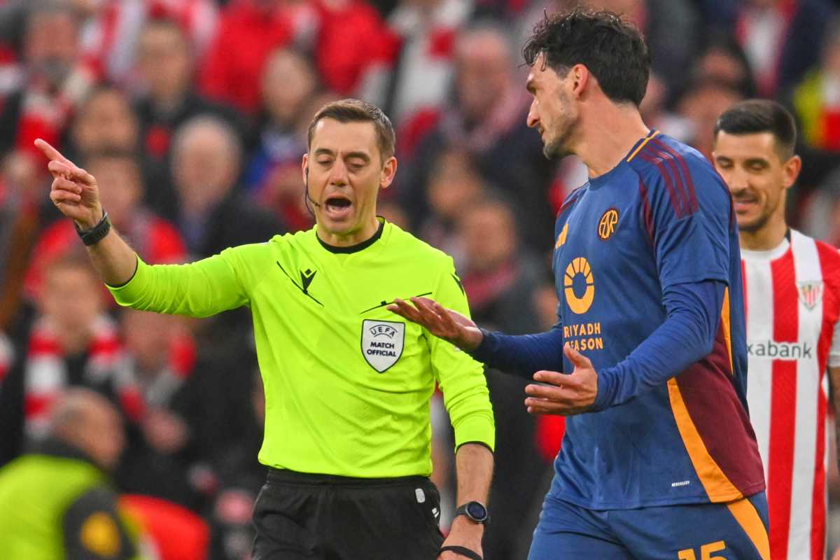 Mats Hummels e l'arbitro Turpin dopo l'espulsione in Athletic-Roma