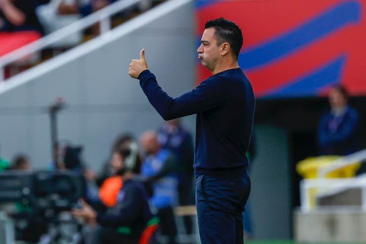 Xavi annuisce in panchina durante una delle ultime partite alla guida del Barcellona