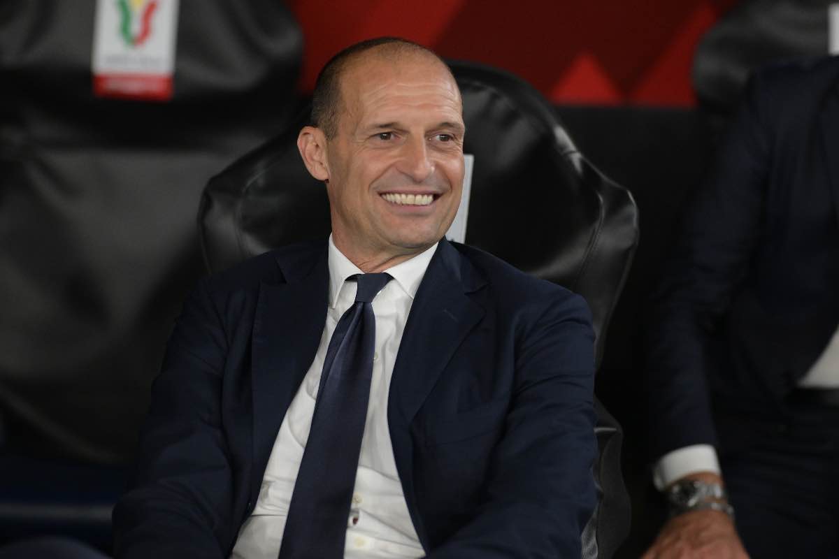 Allegri in panchina osserva sorridente il match