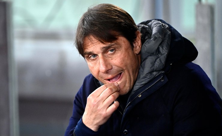 Antonio Conte perplesso in panchina