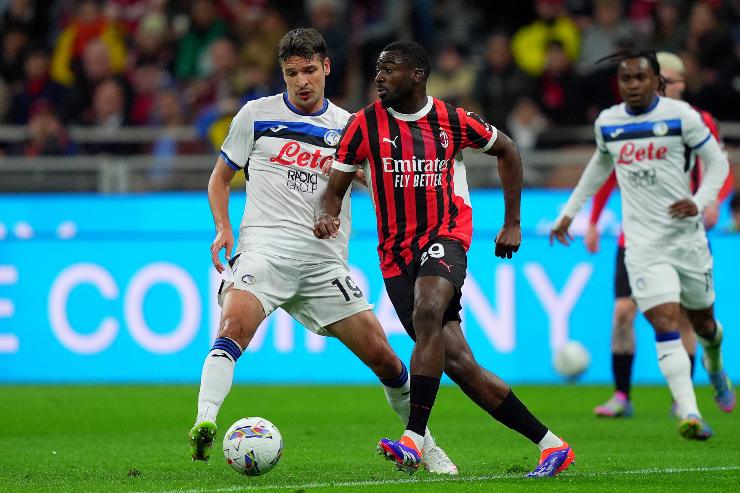 Berat Djimsiti con Youssouf Fofana in Milan-Atalanta