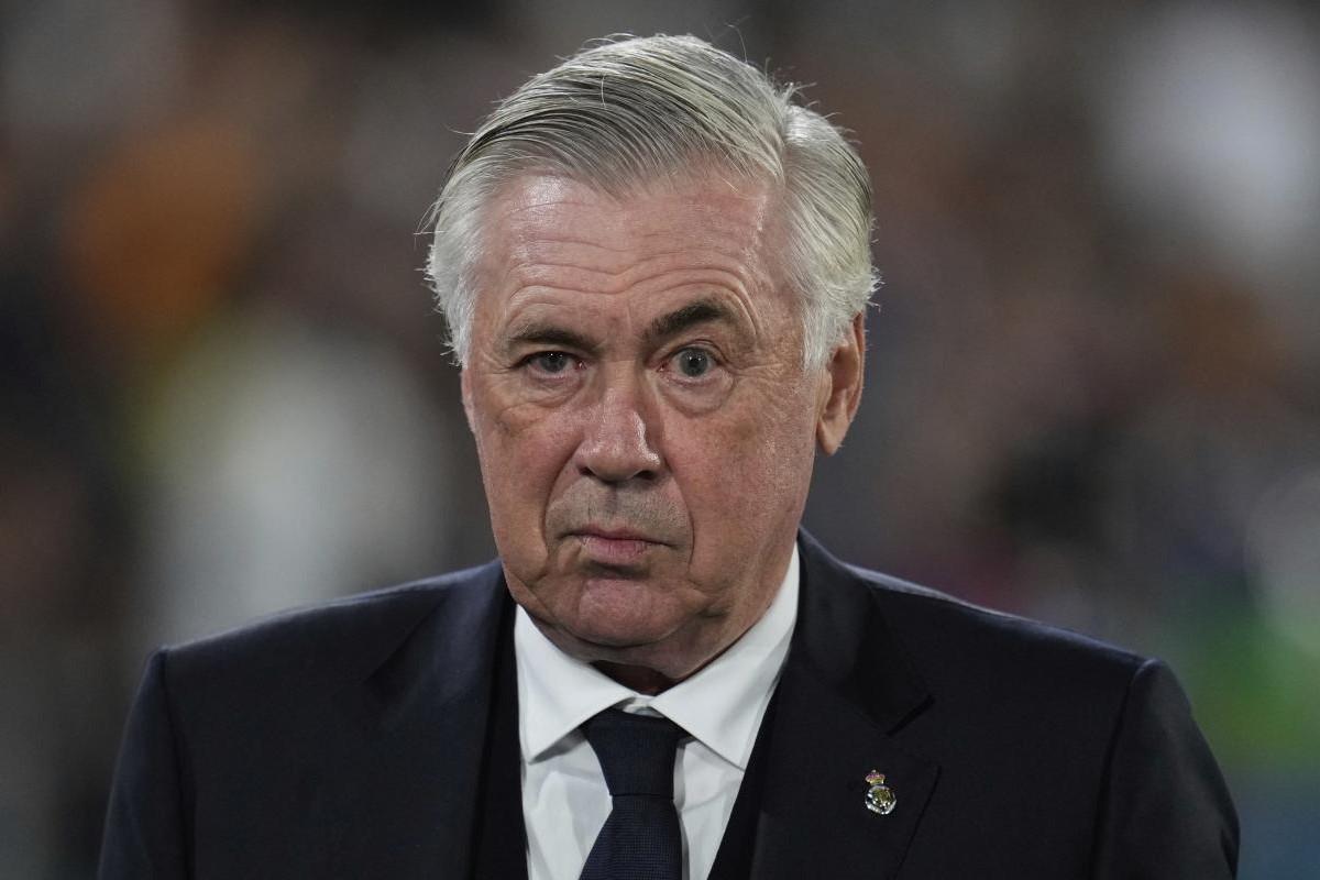 Carlo Ancelotti perplesso prima di una partita