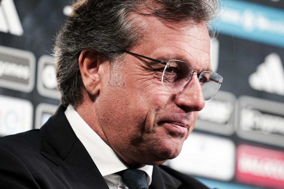 Cristiano Giuntoli sorridente ai microfoni di DAZN