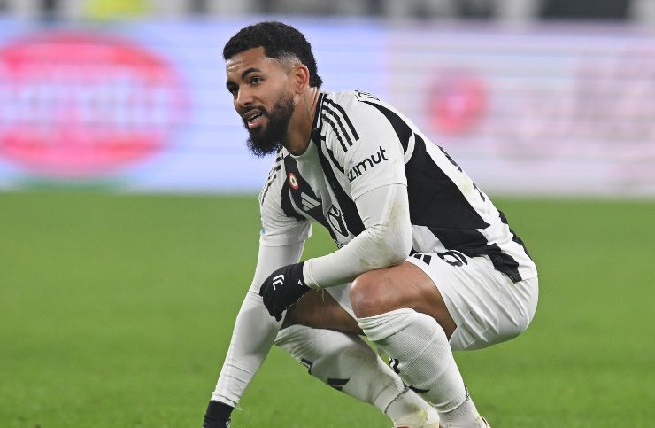 Douglas Luiz inginocchiato durante una partita