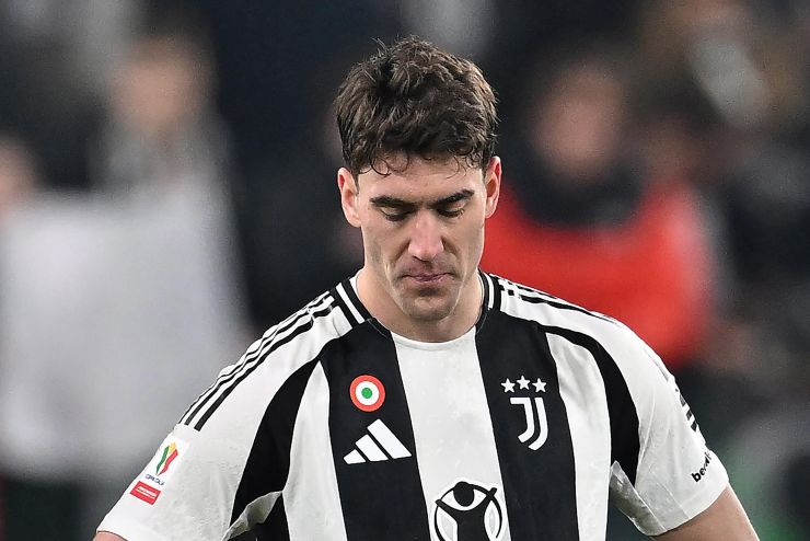 Dusan Vlahovic sconsolato in campo