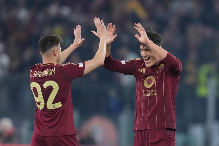 El Shaarawy e Shomurodov si battono il cinque 