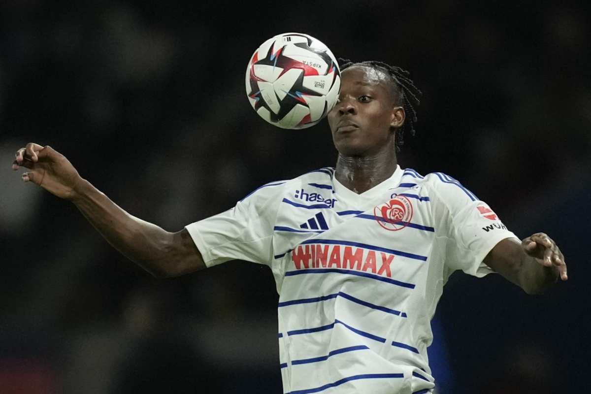 Emegha con la maglia dello Strasbrugo