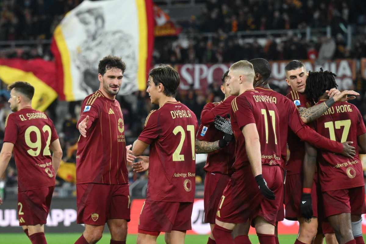 Giocatori della Roma esultano dopo un gol