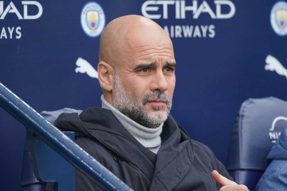 Guardiola osserva il match dalla panchina