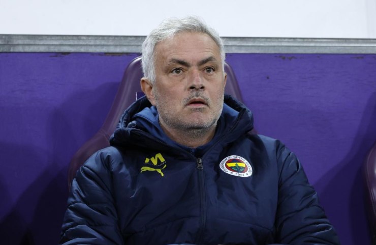 Jose Mourinho a bocca aperta in panchina