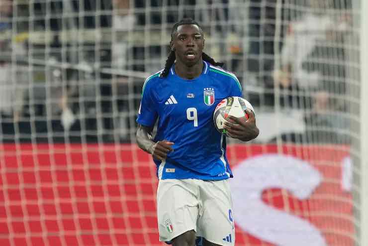 Kean raccoglie il pallone dalla rete dopo aver segnato