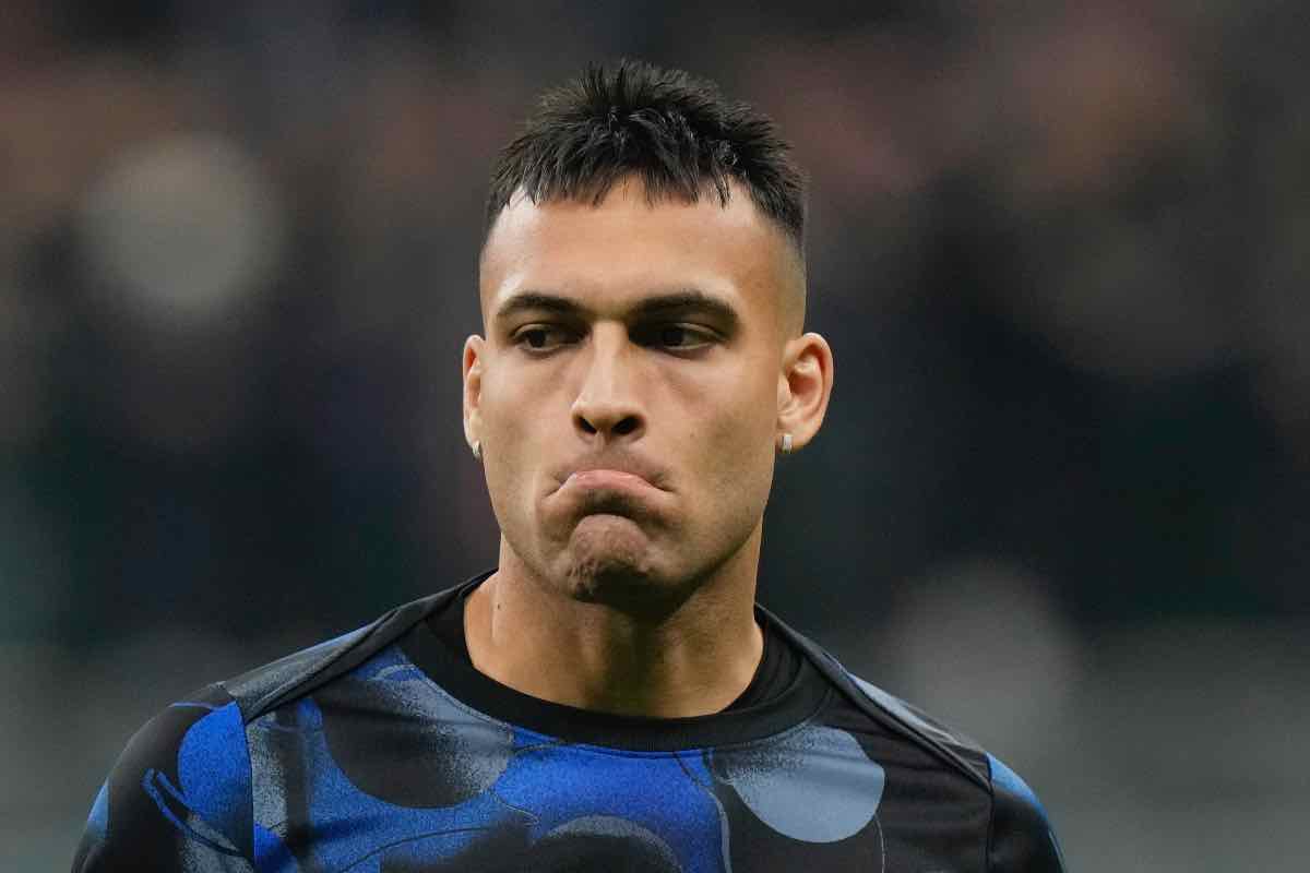 Lautaro Martinez piuttosto contrariato prima del fischio d'inizio