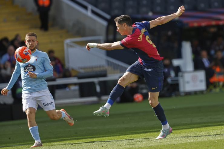 Lewandowski calcia in porta